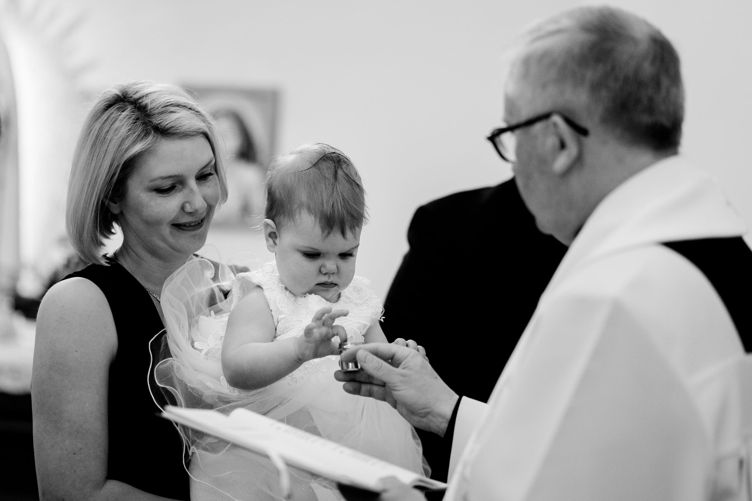 fotografnachrzest_fotografnachrzestwarszawa_ceremoniachrztu_zdjeciazchrztuwarszawa_epicfoto_maciejchalonski_reportażzchrztu_sesjapochrzcie30-1-scaled