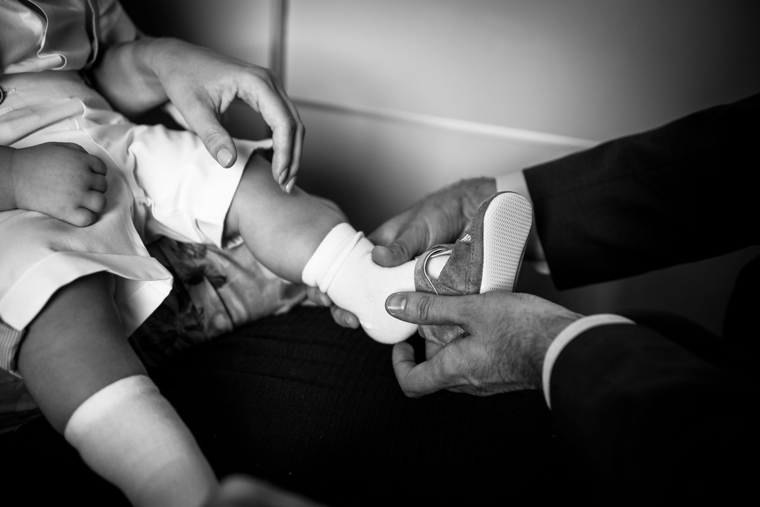 fotografnachrzest_fotografnachrzestwarszawa_przygotowaniachrzest_zdjeciazchrztuwarszawa_epicfoto_maciejchalonski_reportażzchrztu15-1-scaled