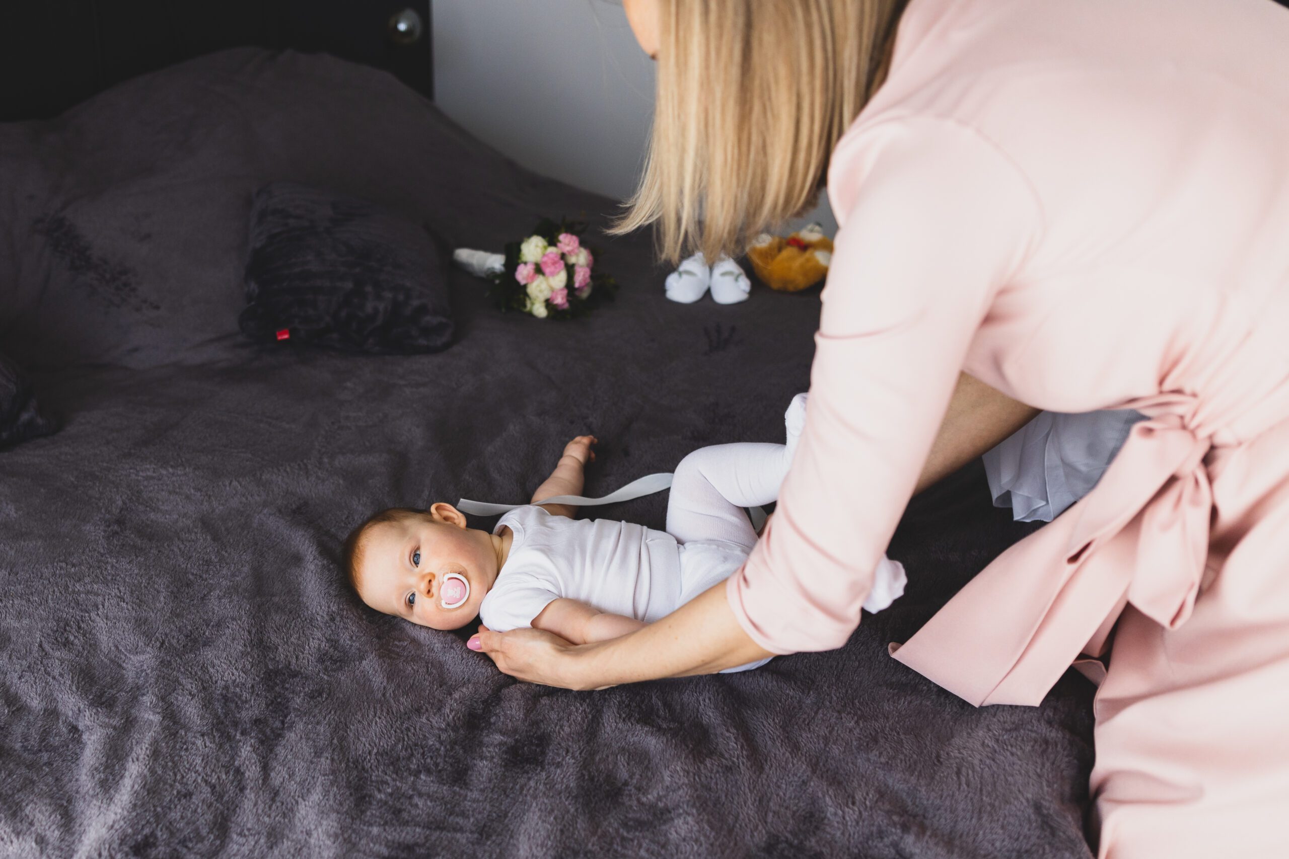 fotografnachrzest_fotografnachrzestwarszawa_przygotowaniachrzest_zdjeciazchrztuwarszawa_epicfoto_maciejchalonski_reportażzchrztu23-1-scaled