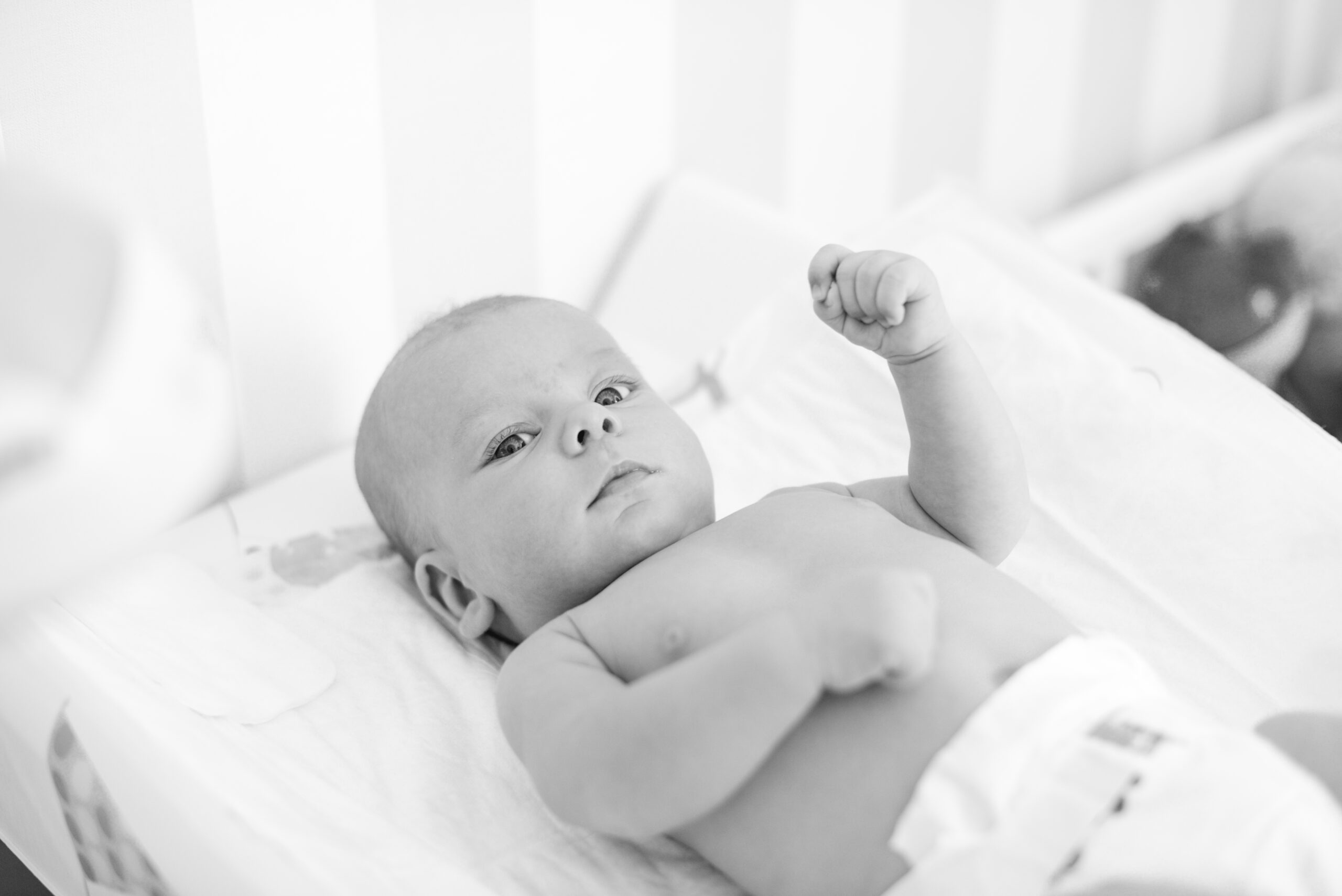 fotografnachrzest_fotografnachrzestwarszawa_przygotowaniachrzest_zdjeciazchrztuwarszawa_epicfoto_maciejchalonski_reportażzchrztu13-1-scaled