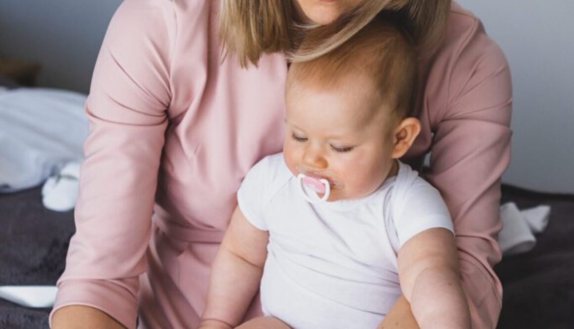 fotografnachrzest_fotografnachrzestwarszawa_przygotowaniachrzest_zdjeciazchrztuwarszawa_epicfoto_maciejchalonski_reportażzchrztu7-1-scaled