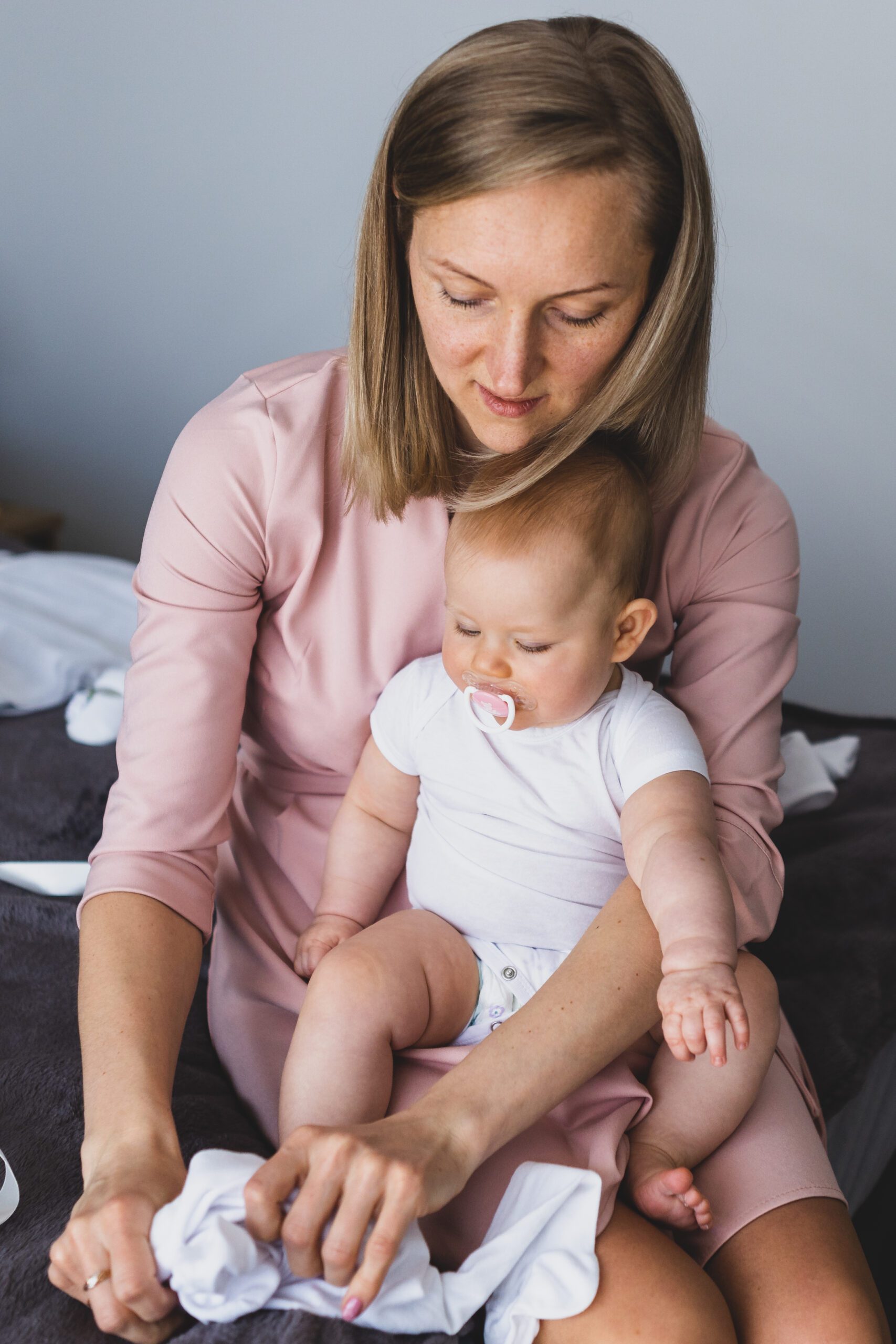 fotografnachrzest_fotografnachrzestwarszawa_przygotowaniachrzest_zdjeciazchrztuwarszawa_epicfoto_maciejchalonski_reportażzchrztu7-1-scaled